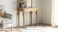 Console en bois de bouleau antique française avec finition dorée artisanale et plateau en marbre pour salon de luxe, table de loisirs