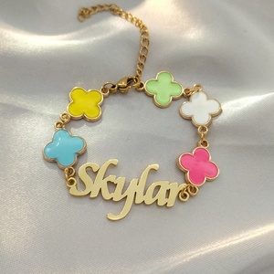 Braccialetti con nome di quadrifoglio colorato nome iniziale personalizzato oro placcato in acciaio inossidabile alla moda per bambini braccialetti con lettere - Product Image 1