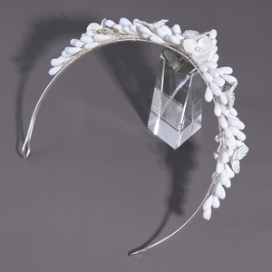 Nouveau <span class=keywords><strong>serre</strong></span>-tête floral artisanal en alliage argenté et doré avec perles et cristaux pour mariages et bals de promo 2026 - Product Image 4