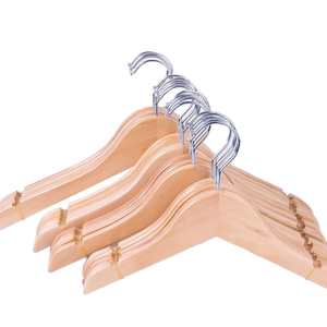 Cintre en bois personnalisé à un seul niveau, écologique, laqué, pour armoire d'enfant et garage, antidérapant et durable, vente en gros - Product Image 1