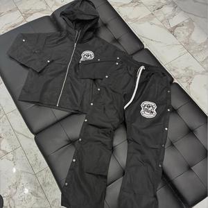 Survêtements de style urbain en nylon/coton personnalisés en usine - Avec des motifs imprimés/brodés et personnalisation disponible - Product Image 1