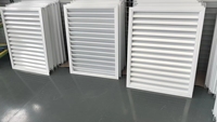 Volets à lamelles horizontales fixes en aluminium avec design moderne, fonctionnement automatisé, pare-soleil, ventilation, résistance à la pluie, extérieur