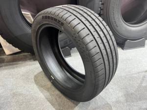 Pneu de voiture Aurunze pour une sécurité et des performances de direction optimales, adapté aux voitures particulières et aux véhicules électriques, pour les routes urbaines et rurales. - Product Image 5