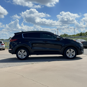 Kia Sportage LX FWD 2017 con Motor 4L, Caja de Cambios Automática, Asientos de Cuero, Interior Oscuro, Cámara Trasera, Neumáticos R16, Volante a la Izquierda - Product Image 1