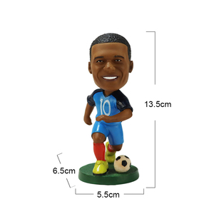 Figurine d'étoile du football en résine artisanale personnalisée en vente en gros pour cadeaux d'anniversaire et décoration intérieure - Product Image 2