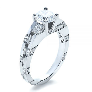 Anello di Fidanzamento F189 per Donna in Oro Bianco con Diamante Taglio Ovale e Diamanti Laterali Naturali Colore D - Product Image 1