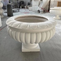 Pot de fleurs classique en pierre sculpté à la main pour jardin extérieur avec motif circulaire et base sur piédestal