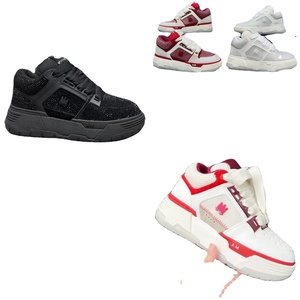 Zapatillas deportivas casuales con plataforma para aumentar la altura, tendencia de moda, perforadas, con logo en relieve, parte superior de cuero, forro de malla, suela de goma. - Product Image 1