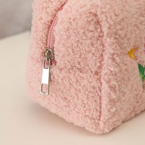 Sac de maquillage portable en polyester pour femmes, style tendance, fermeture éclair, logo brodé personnalisé, petite pochette en tissu éponge doux - Product Image 3