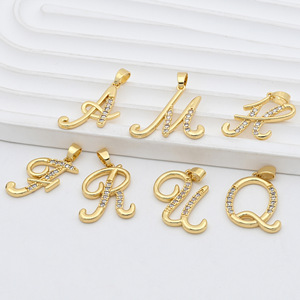 Pendentif de style hip-hop <span class=keywords><strong>avec</strong></span> 26 lettres <span class=keywords><strong>et</strong></span> <span class=keywords><strong>mots</strong></span> artistiques incrustés de zircon, en cuivre plaqué or - Product Image 3