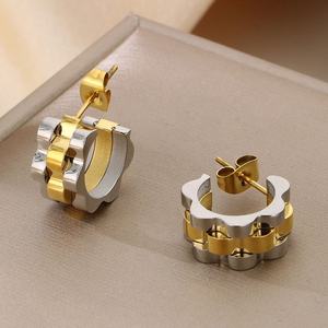 Boucles d'oreilles créatives vintage en forme de C plaquées or 18 carats en acier inoxydable de haute qualité, design de niche, cadeau de sangle - Product Image 5