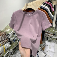 Venta al por mayor de fábrica de camisetas de cuello redondo para mujer, de alta calidad, estilo veraniego, a la moda, holgadas, cómodas y de color liso.