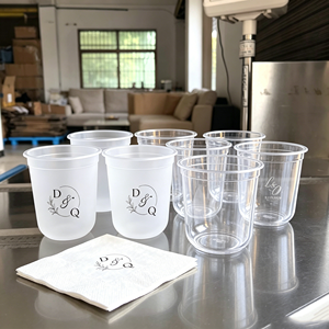 Gobelet carré transparent en PET à paroi simple avec logo personnalisé pour thé aux perles, café froid, avec couvercle, pour mariage et événements - Product Image 1