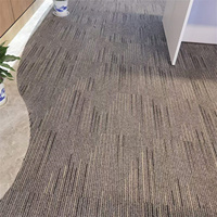 Dalles de moquette carrées modernes en polypropylène à boucles, rayées, lavables et résistantes aux taches, idéales pour les bureaux commerciaux et les salles à manger