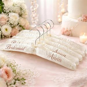 Cintres rembourrés en satin, cintre personnalisé pour robe de mariée, cadeau pour la mariée, cadeau pour les demoiselles d'honneur, cadeaux pour la fête de mariage - Product Image 1