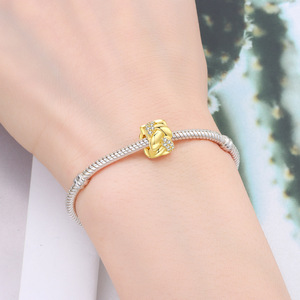 สร้อยข้อมือทองแดงสีขาวถักลูกปัดดีไซน์เฉพาะสุดหรู งานแฮนด์เมด DIY พร้อมจี้ห้อยแฟชั่นสำหรับผู้หญิง ขายดี - Product Image 4