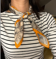 Foulard carré vintage à motif floral, bordure orange, base beige, toucher satiné soyeux, pour femme, bandana décoratif tendance