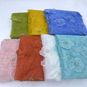 Tissu en dentelle de tulle souple et transparent, brodé de grandes fleurs de <span class=keywords><strong>rose</strong></span> 3D multicolores avec des paillettes, idéal pour les mariages africains et européens - Product Image 1