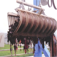Machine de nettoyage de déchets flottants de type grappin hydraulique mobile sur rail pour réservoir de centrale hydroélectrique