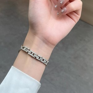 Bracelet fin en acier inoxydable avec clous croisés et boucle à ardillon pour Apple Watch 1-9, style féminin, compatible avec IWatch 8/9/10 - Product Image 4