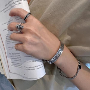 Bracciale Retrò Graffiti per Uomo e Donna, Braccialetti in Metallo con Scritte Anti-Guerra e Pace, Gioielli per Coppie e Regali di Amicizia - Product Image 5