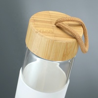Bouteille d'eau en verre transparent de 550 ml de haute qualité, personnalisée en usine, avec couvercle en bambou et manchon en silicone