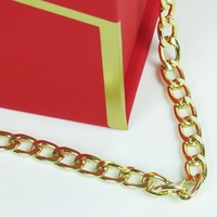 Rote Goldfolie Kosmetik- und Schmuckverpackung mit Kettengriff, Karton-Geschenkbox in Handtaschenform mit Schlitzen für Uhren, recycelbar