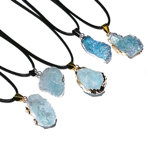 Pingente de Água-Marinha Natural Bruta Irregular com Borda Dourada/Prateada, Pedra de Cristal Bruta, Corrente de Corda Preta, Colar de Moda com Propriedades Curativas - Product Image 4