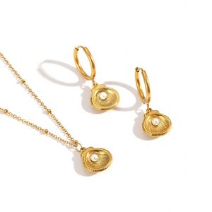 Conjunto de joyas tradicionales indias clásicas hechas a mano en aleación chapada en oro que incluye un collar ras de cou y pendientes. - Product Image 3