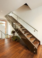 Escalier droit en bois de qualité supérieure avec rampe en verre, design mono-soleil pour villa de luxe et maison moderne