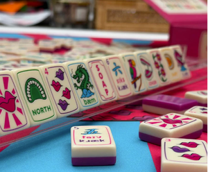Nuovo Stile Lussuoso Set Mahjong Americano con Tessere Rosso-Purpureo, Pieghevole e Portatile, 4 Strati in Acrilico Inciso, 160 Tessere per 4 Giocatori, da Viaggio - Product Image 1