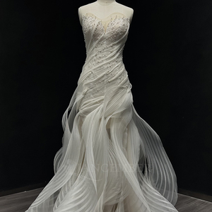 Vestido de Novia de Lujo Moderno NT48 con Escote Corazón, Encaje Floral, Apliques de Cristal y Volantes Estilo Sirena - Product Image 2
