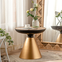 Table basse en bois massif de côté vintage simple et unique de style nordique pour le salon