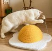 Griffoir pour chat en carton ondulé en forme d'œuf frit, texture jaune jaune-œuf, base nuage, motif œuf de dessin animé mignon, coussin de repose et de griffage pour chat
