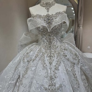 Vestido de Novia DW0195 Vintage Moderno con Hombros Descubiertos, Lentejuelas Color Marfil, Cola de Capilla, Encaje Largo y Flores de Cristal - Product Image 6