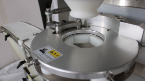 Machine à former des boulettes de pruneaux, ligne de production continue robuste et durable, équipement de production alimentaire commercial - Product Image 4