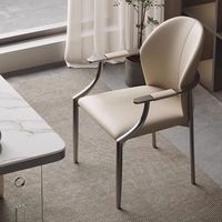 Chaise de salle à manger moderne en métal et acier avec revêtement en cuir doré et pieds dorés, mobilier de luxe pour salle à manger, maison ou bureau