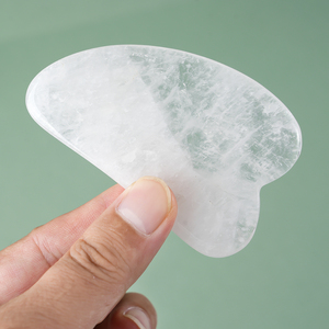 Usine TGS GEMS Vente en gros Cristal <span class=keywords><strong>de</strong></span> quartz clair sculpté en forme <span class=keywords><strong>de</strong></span> cœur Gua Sha 8*5 cm Outil <span class=keywords><strong>de</strong></span> massage par <span class=keywords><strong>grattage</strong></span> du visage - Product Image 4
