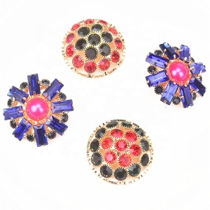 Botão de Metal com Strass Colorido de 3cm, Fivela Decorativa em Formato de Flor Vazada, Acessório para Casacos, Vestidos, Broches, Gravatas Borboleta, Sapatos e Bolsas - Product Image 1