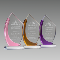Trophée moderne en cristal de verre avec options d'accentuation bleu, vert, rouge, logo et texte gravés en profondeur pour les récompenses d'entreprise