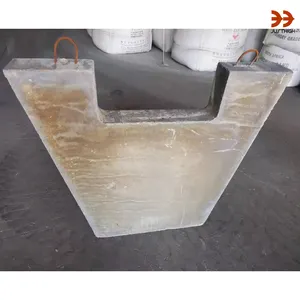 Pouring molding slag retaining wall