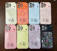 La nueva funda con diseño de concha y lente con patrón, viene con una película protectora para la lente y es anticaída.