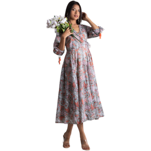 Robe verte évasée pour femme avec nœud à nouer et col en V, motif imprimé, pour un style décontracté et élégant - Product Image 1