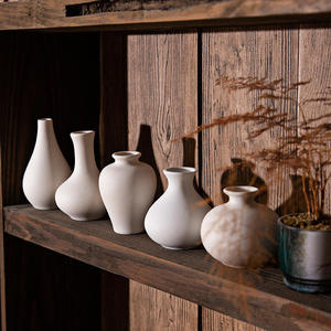 Vase artisanal, art minimaliste pour table, en porcelaine blanche pure, vase en céramique pour bourgeons de fleurs, décoration de salon - Product Image 2