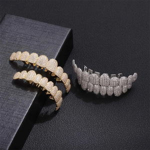 Vente en gros : Bijoux dentaires Hip Hop Grillz plaqués or 14K, Gemmes dentaires tendance style Rap avec diamants et pierres CZ pour hommes - Product Image 2