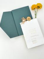 Ensemble d'invitations de mariage élégantes vert émeraude, emballage en enveloppe, logo en feuille d'or de luxe, carte de visite avec autocollant en cire