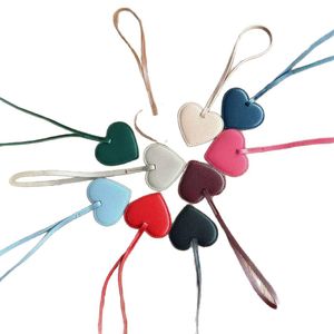 Llavero de coche de cuero con colgante de PU en forma de corazón personalizado, superventas 2026, para mujer - Product Image 5