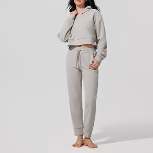 Ensemble de survêtement décontracté OEM pour <span class=keywords><strong>femme</strong></span>, 2 pièces en <span class=keywords><strong>velours</strong></span> côtelé, avec logo personnalisé, comprenant un sweat à capuche court et un <span class=keywords><strong>pantalon</strong></span> de jogging taille haute à cordon de serrage - Product Image 2