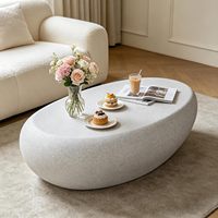 Table basse en fibre de verre en forme de galet avec finition effet béton