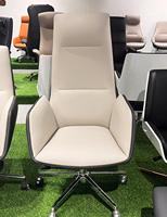 Chaise de bureau de direction ergonomique moderne et luxueuse avec dossier haut incurvé en cuir, hauteur réglable, pivotante et inclinable